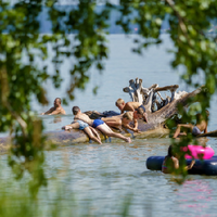 Август пришел - свои порядки навел: солнце греет, а вода холодеет